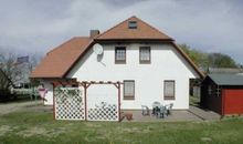 Kinderzimmer mit Etagenbett und Zugang zum Balkon