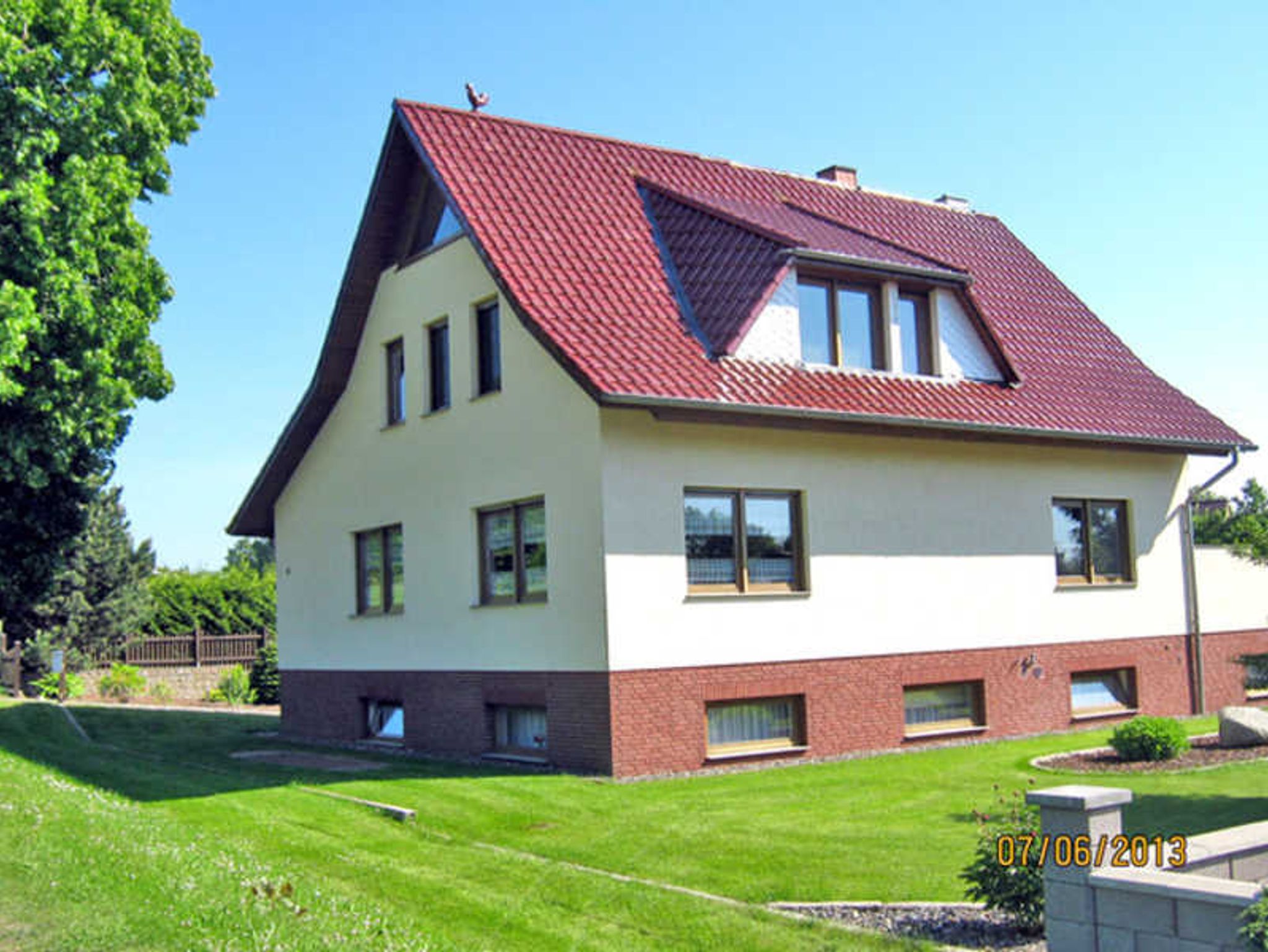 Wohnzimmer mit Essbereich und Zugang zur Terrasse