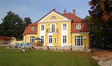 Villa Anna und Johann Strauss vor der Tür