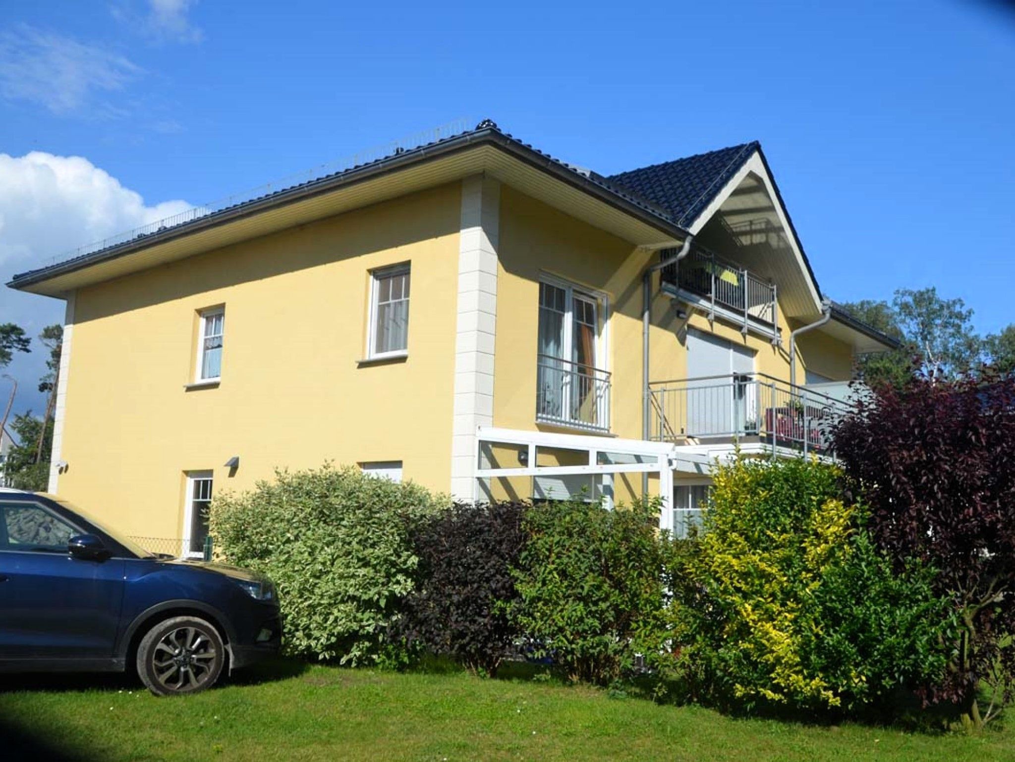 Terrasse mit Gartenmöbeln