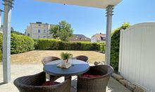 bestuhlte Terrasse mit Gartenanteil