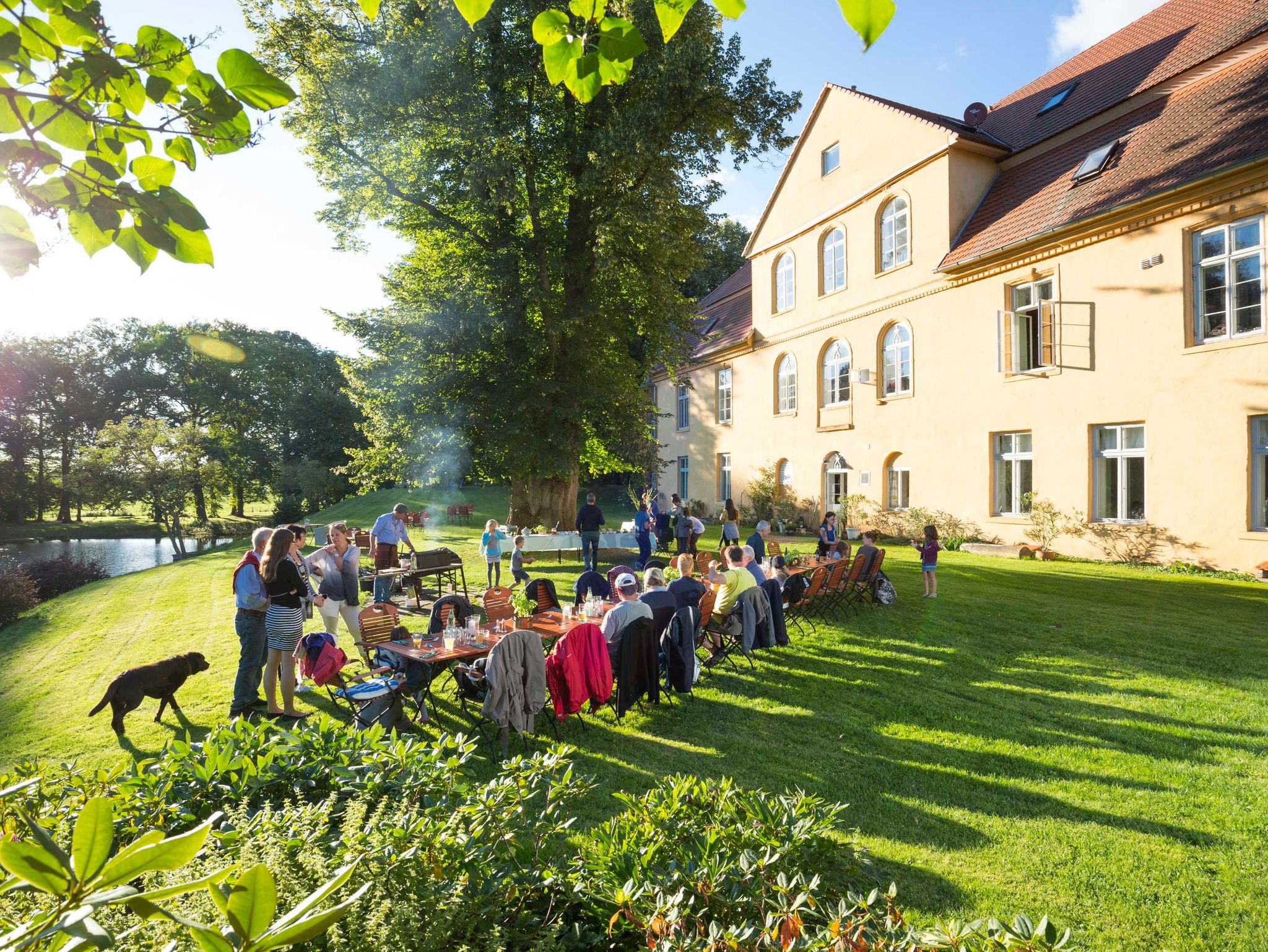 Das Schlafzimmer mit Doppelbett und Zugang zur Terrasse