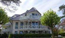 Helles Schlafzimmer mit Blick auf den Küstenwald