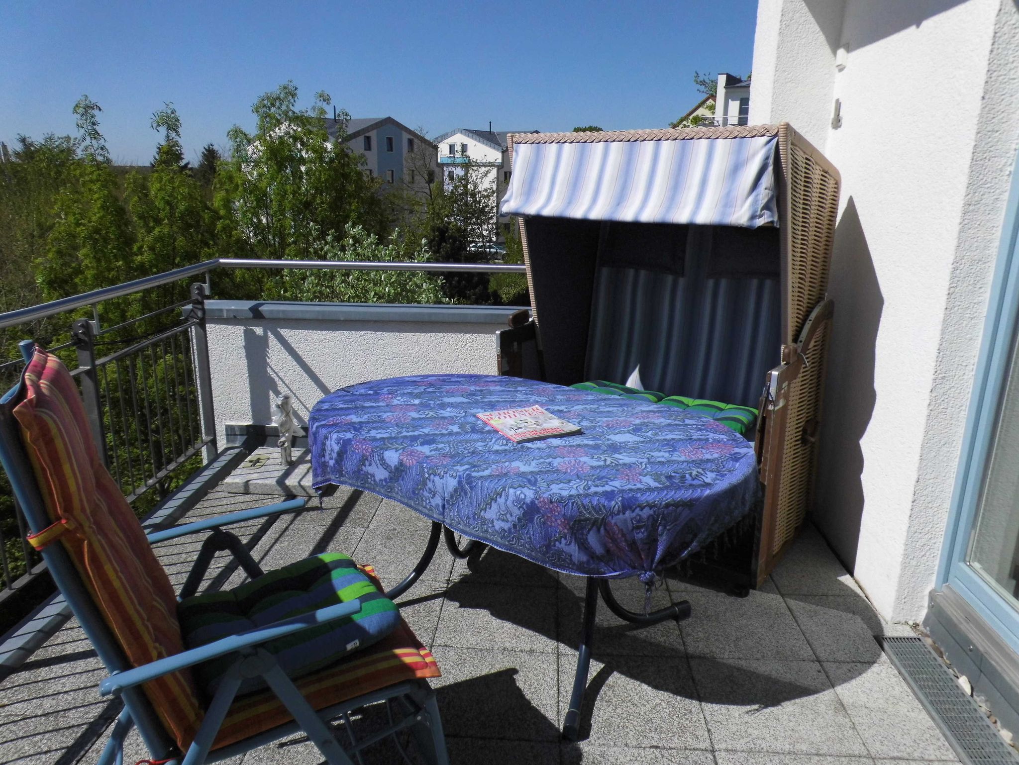 Der gemütliche Wohnbereich mit Couchgarnitur und Zugang zur möblierten Terrasse