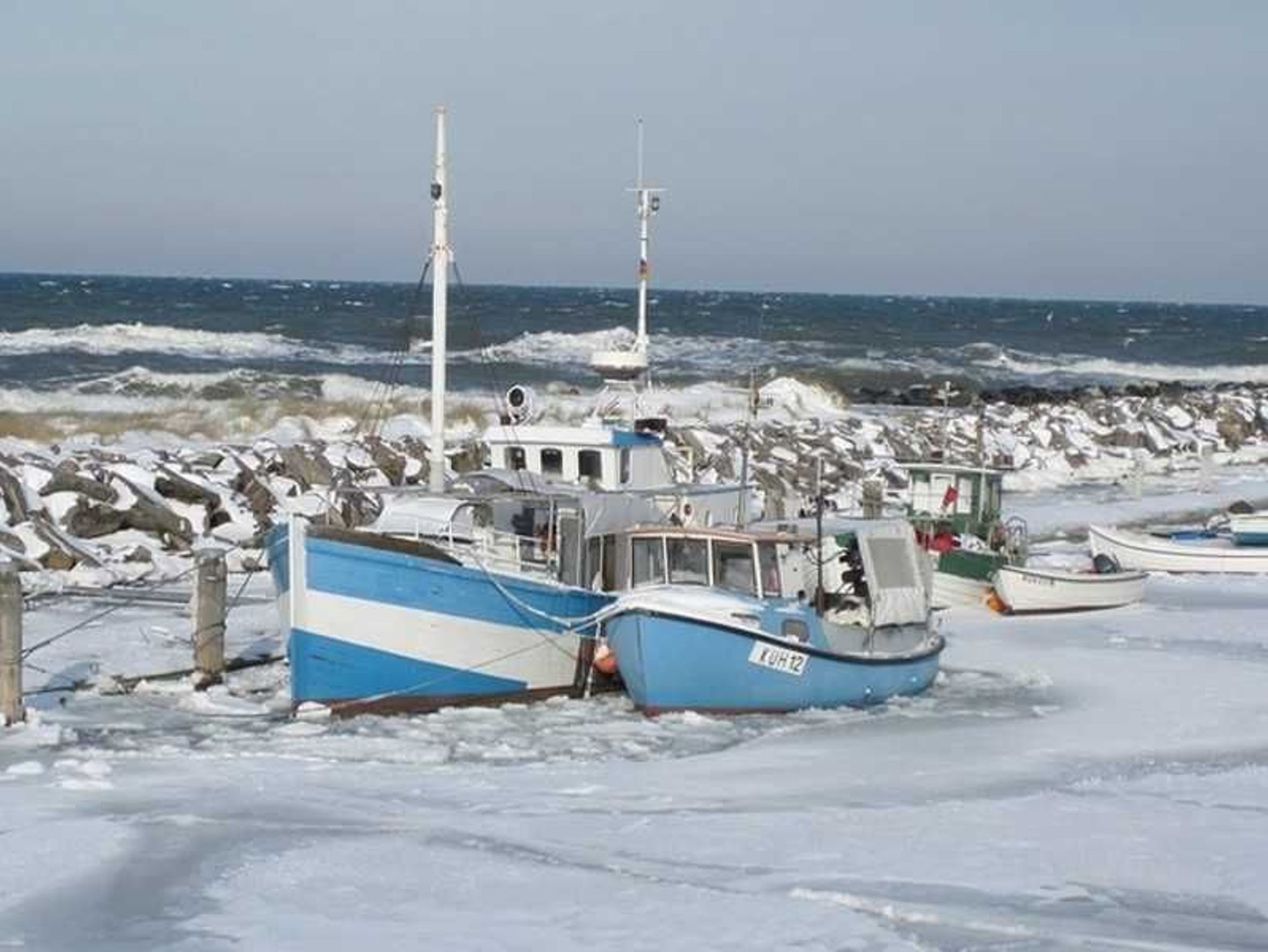 Vor der Strandresidenz-Kühlungsborn*****; Fischerboote im Eispanzer.