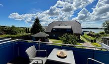 schöner Balkon mit etwas Blick zum Wasser