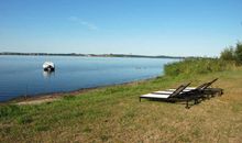 bestuhlter Balkon mit Blick zum Bodden