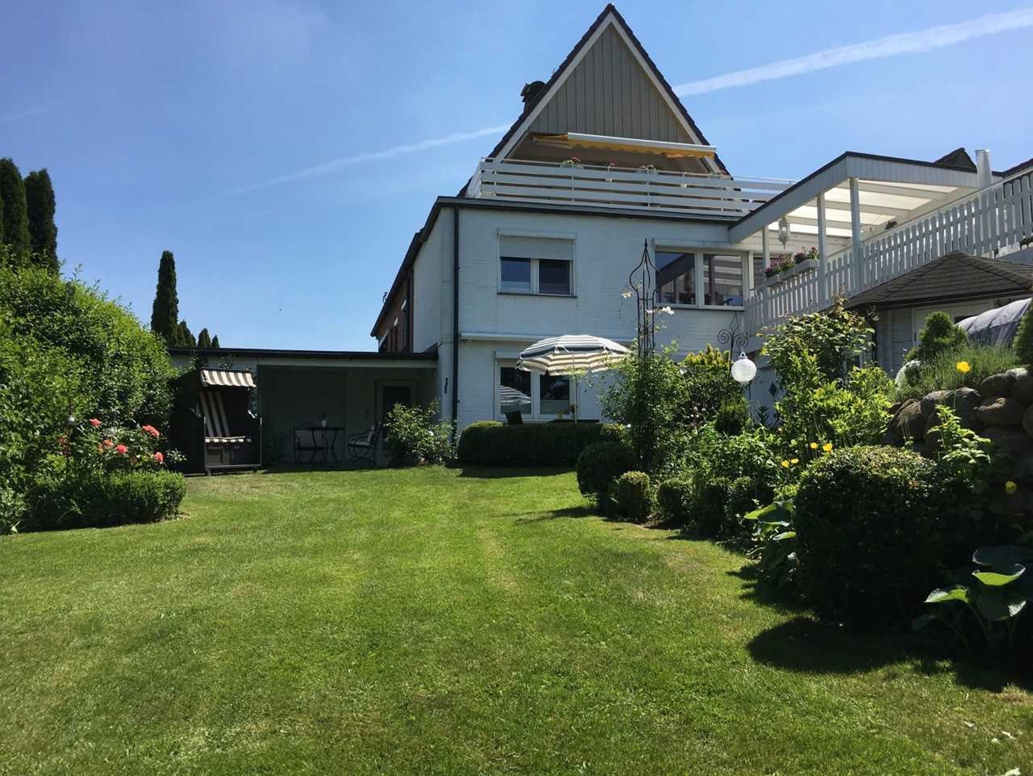 bestuhlter Balkon mit Blick zum Bodden