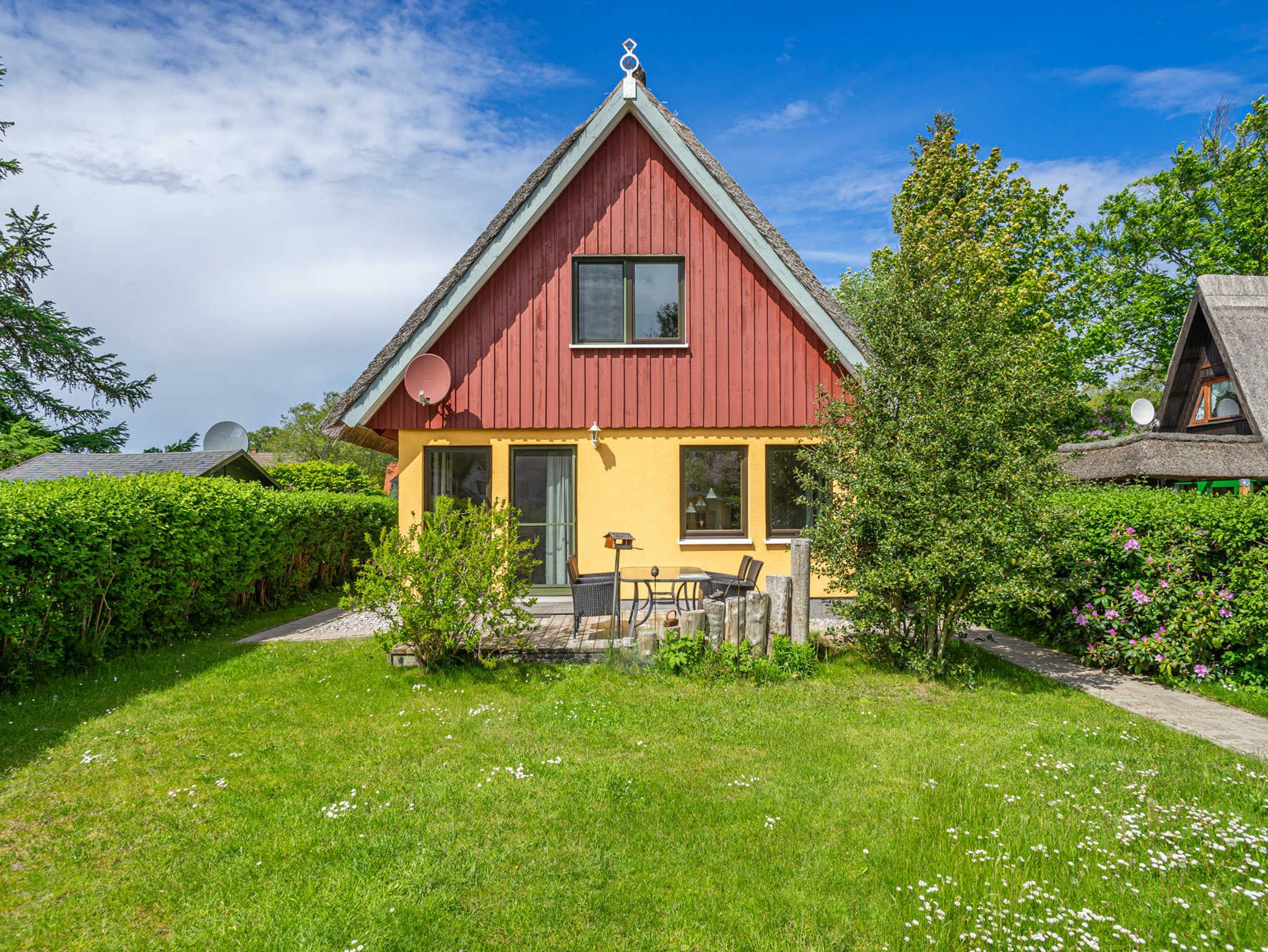 Schlafzimmer mit Zugang zum Balkon