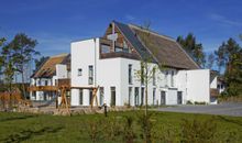 Terrasse mit Liegen und Strandkorb, teilweise überdacht, geschützt im Grünen