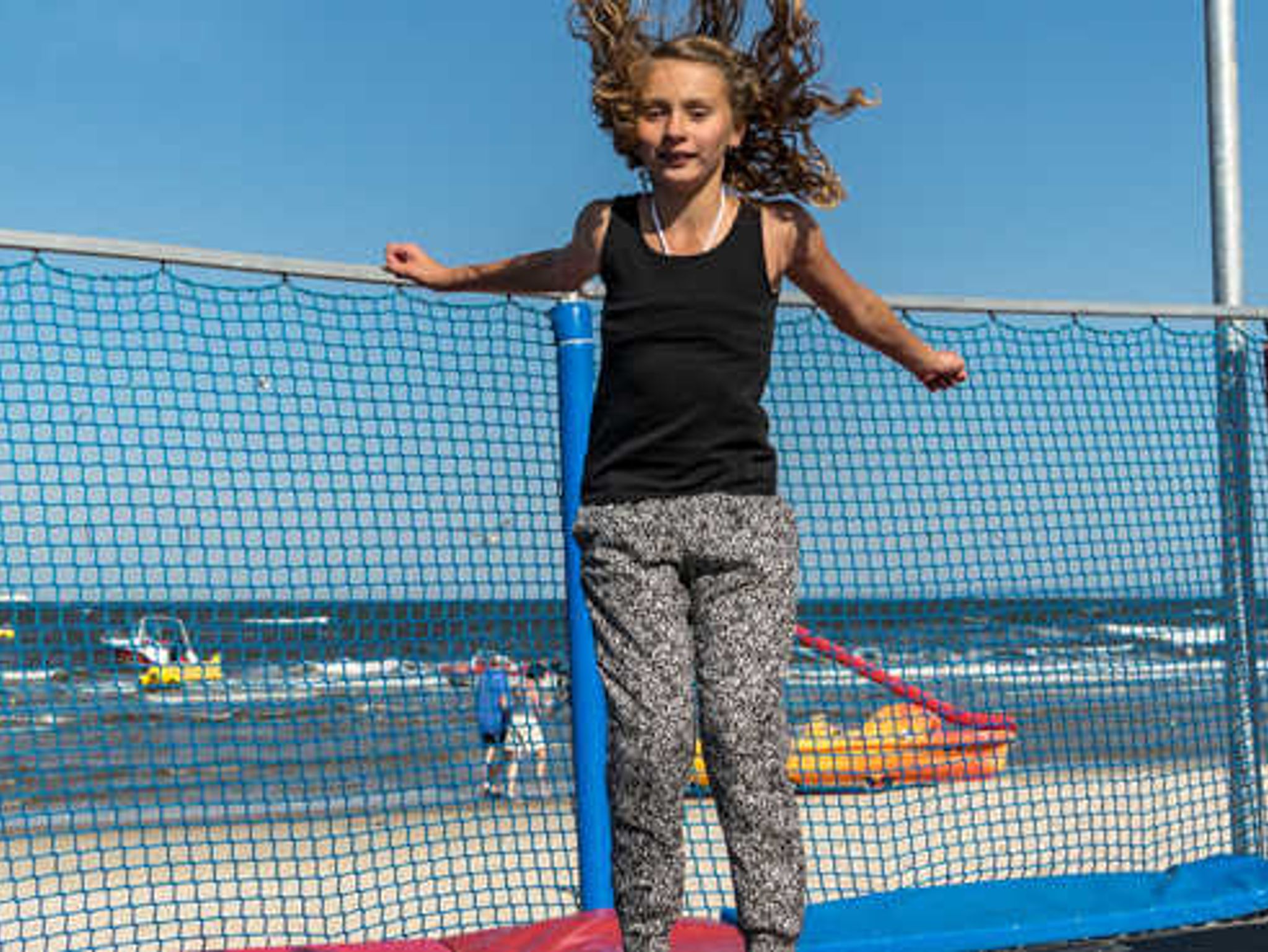 Terrasse mit Liegen und Strandkorb, teilweise überdacht, geschützt im Grünen