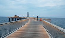 Neue Seebrücke in kurzer Entfernung zu Fuß zu erreichen, moderne Wellenform und Illumination