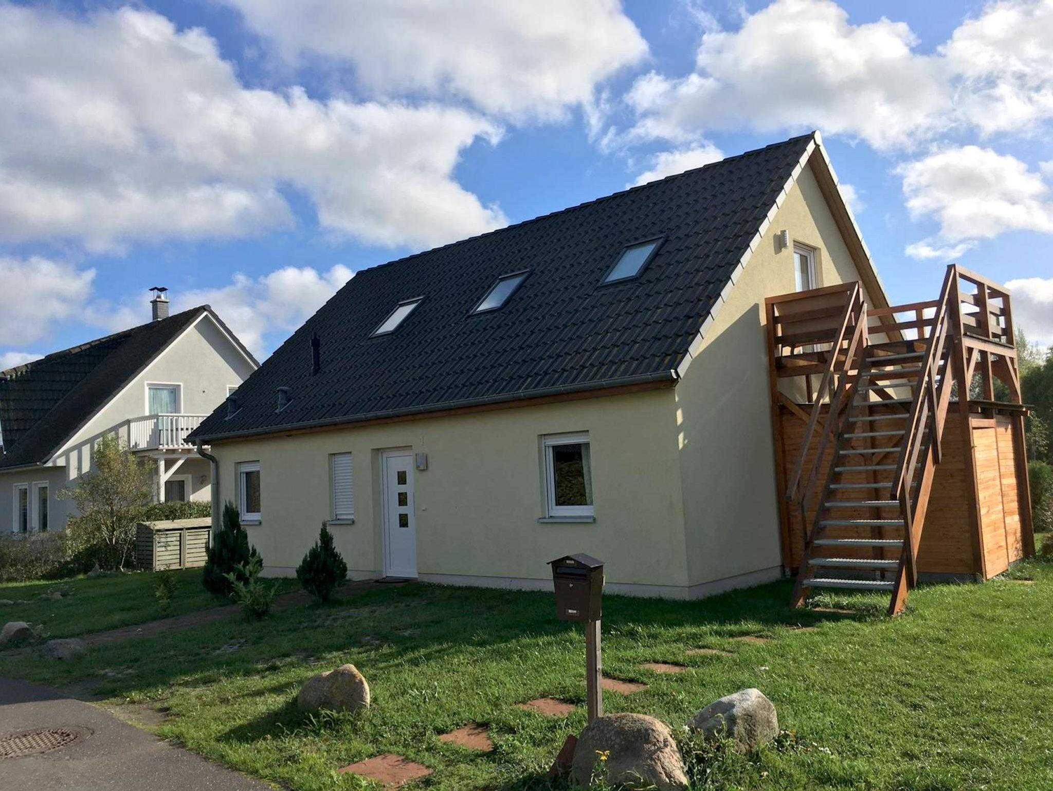 Terrasse mit Strandkorb und Gartenmöbeln