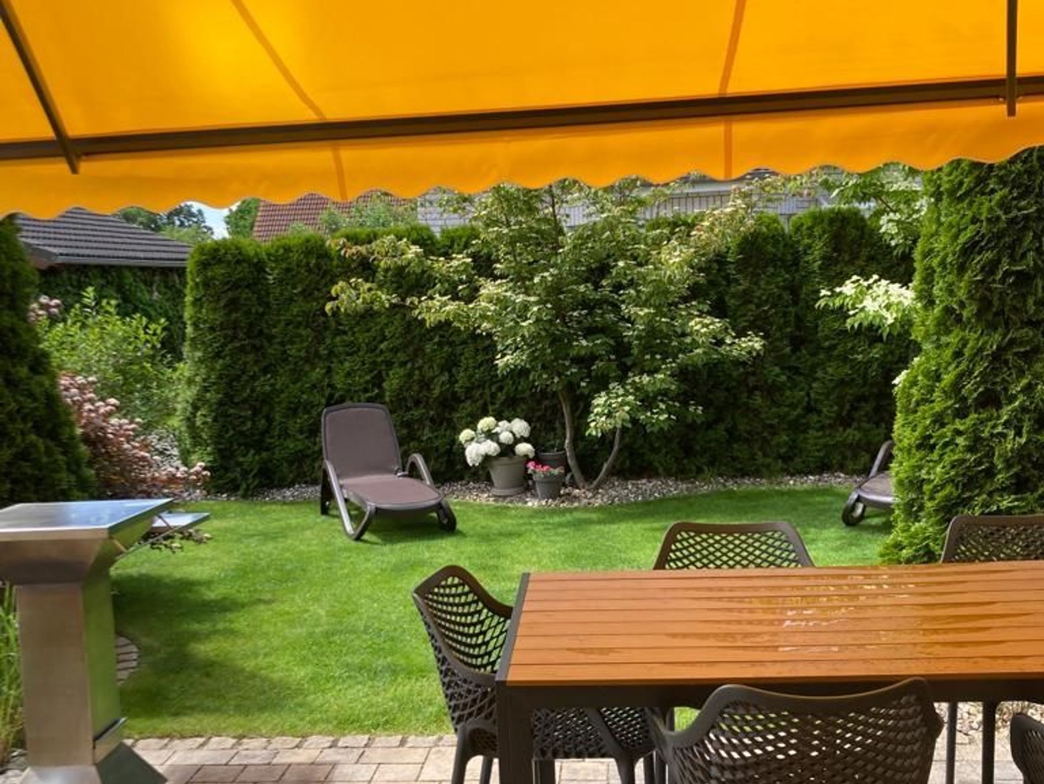 Überdachte Terrasse im Grünen, Platz für Ruhe und Erholung