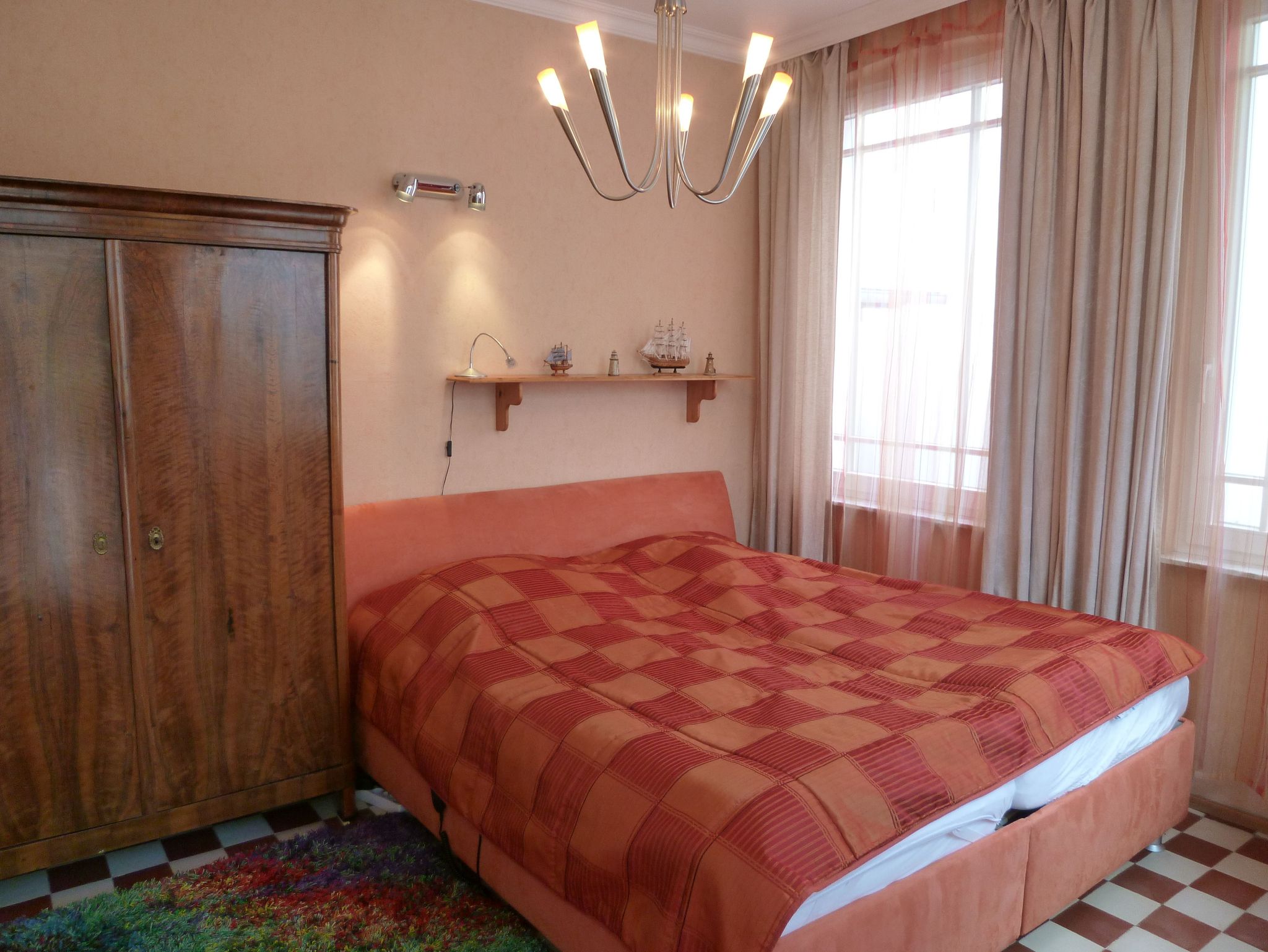 Zweites Schlafzimmer - hochwertiges Doppelbett mit motorischer Verstellung