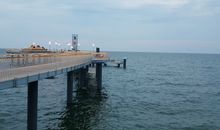 Neue Seebrücke in kurzer Entfernung zu Fuß zu erreichen, moderne Wellenform und Illumination