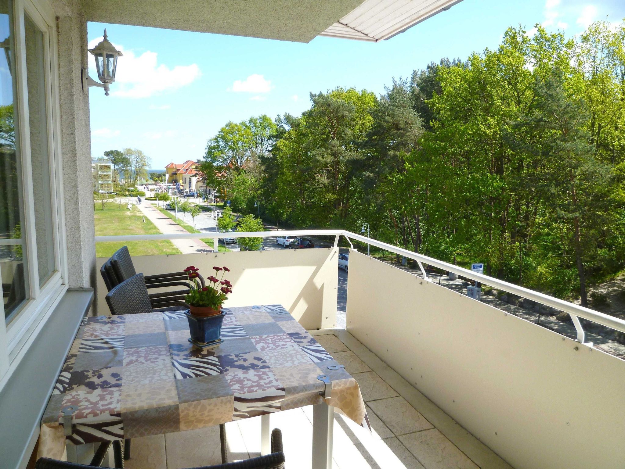 Freier Blick auf die Ostsee vom überdachten Balkon und vom Wohnzimmer