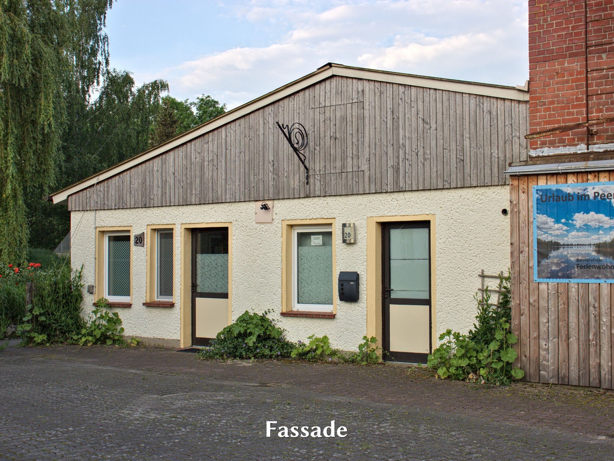 Die Rückansicht des Hauses - hier befindet sich der Eingang zu Ihrer Wohnung sowie die Süd-Terrasse