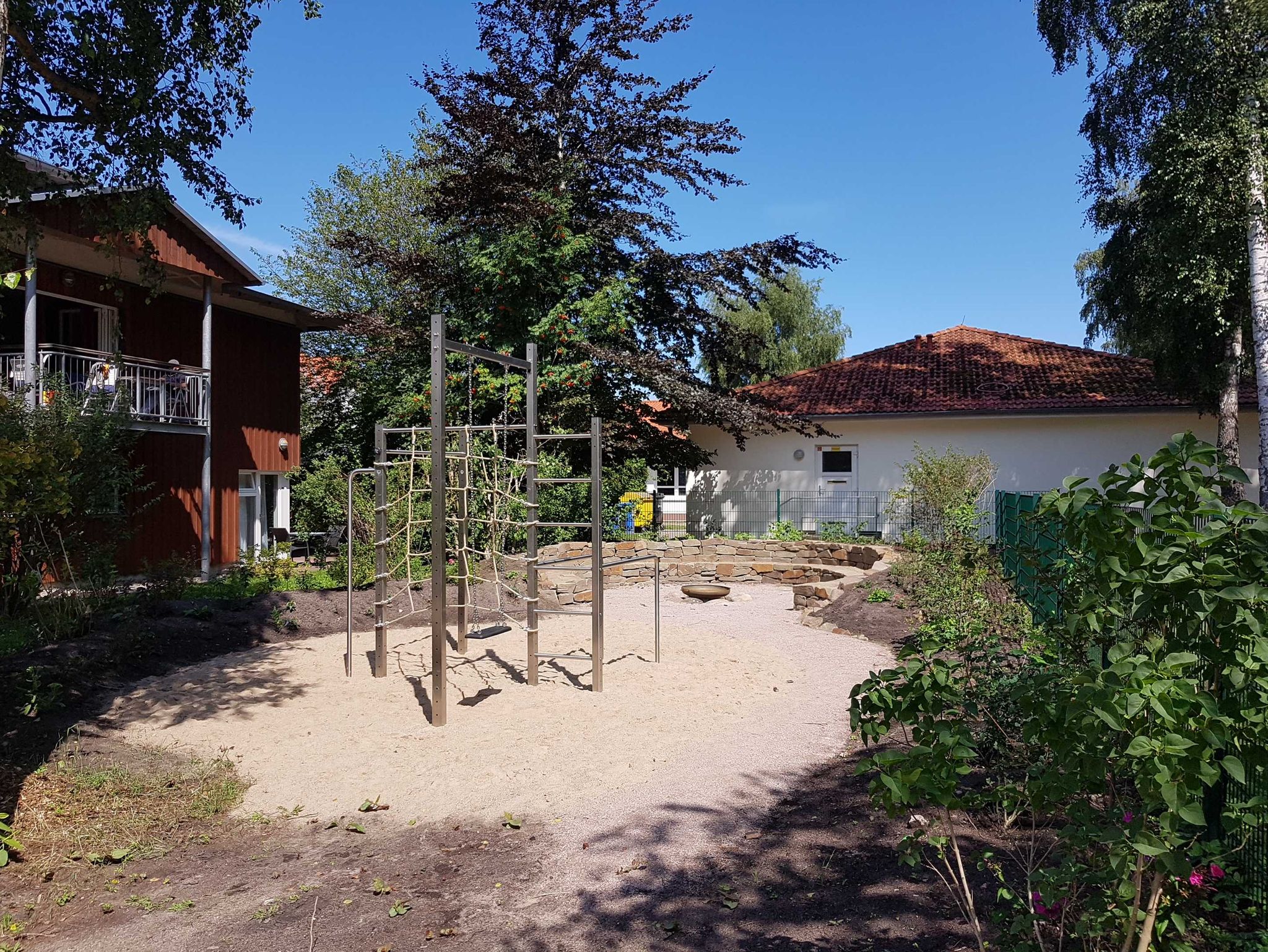 Der Wohnbereich mit Zugang zur möblierten Terrasse