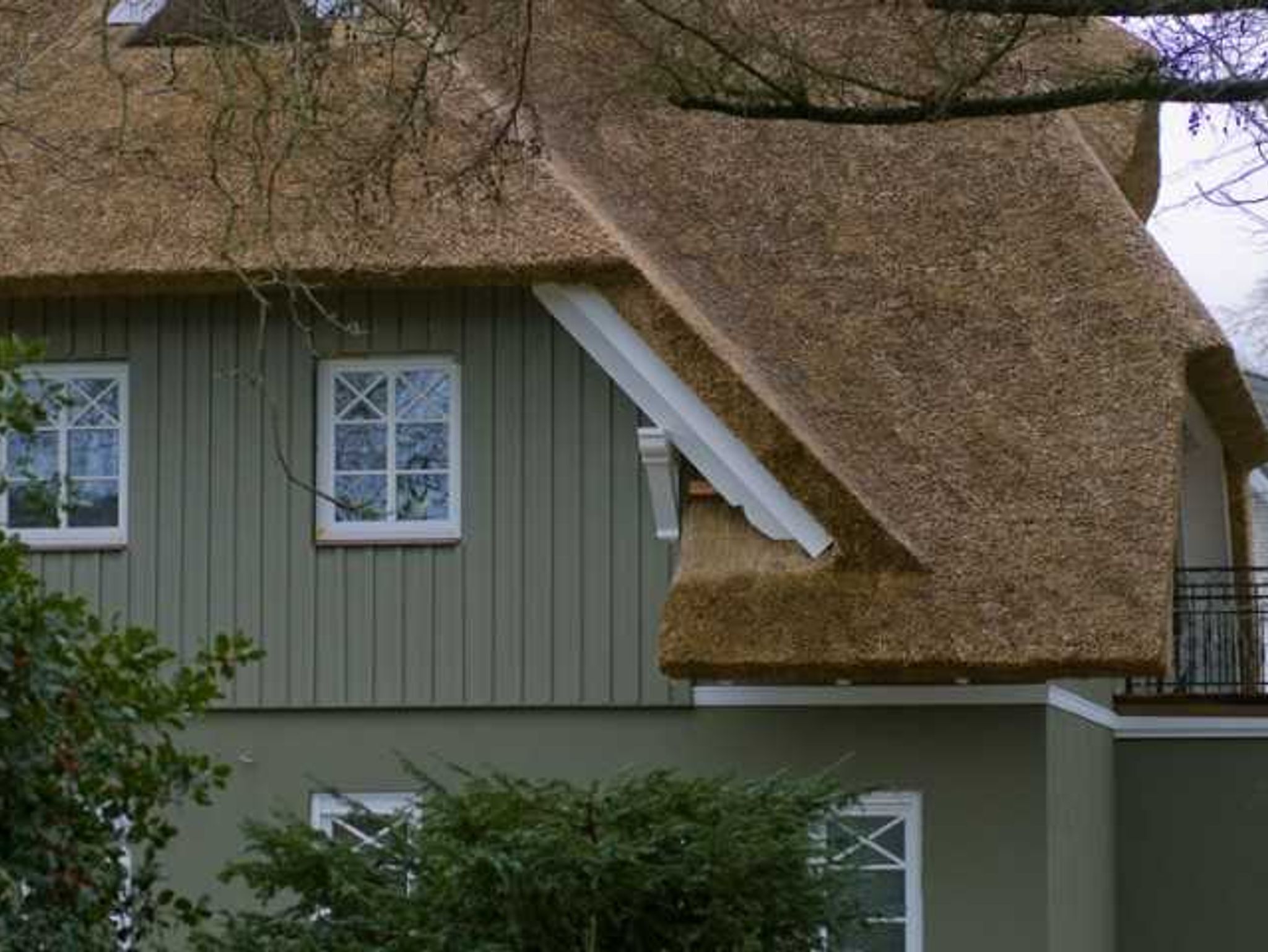 Hausansicht des reetgedeckten Hauses mit der FW Im Reetdachhaus