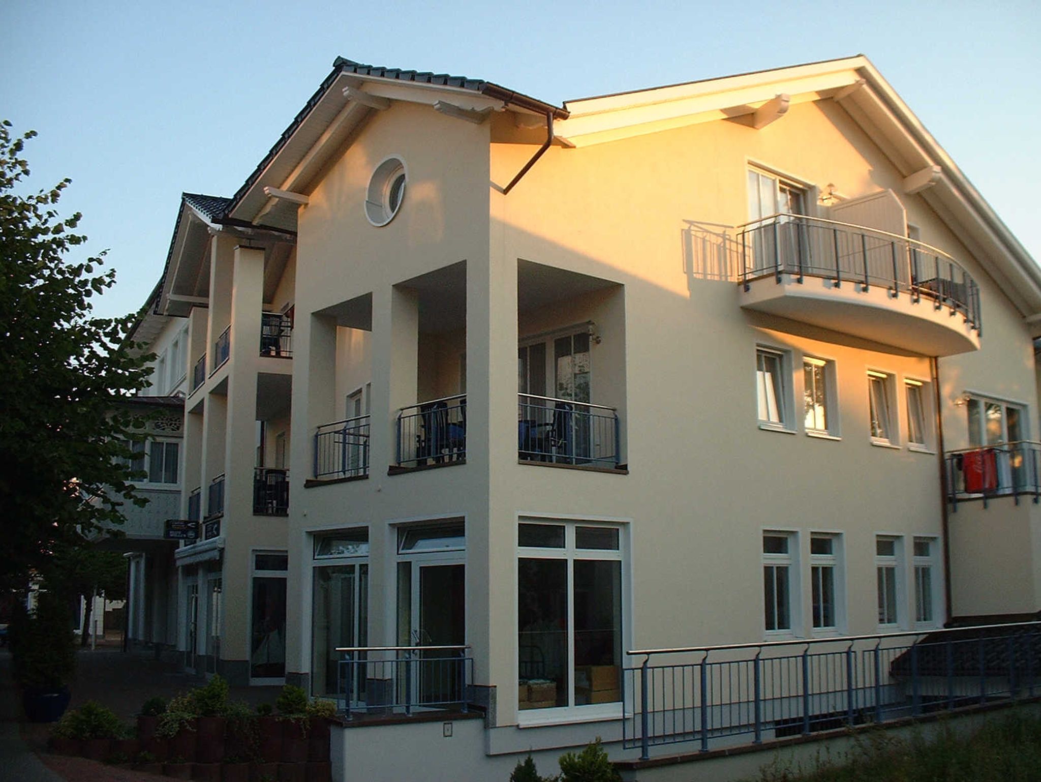 Wohnbereich mit Couch und Blick zum Balkon