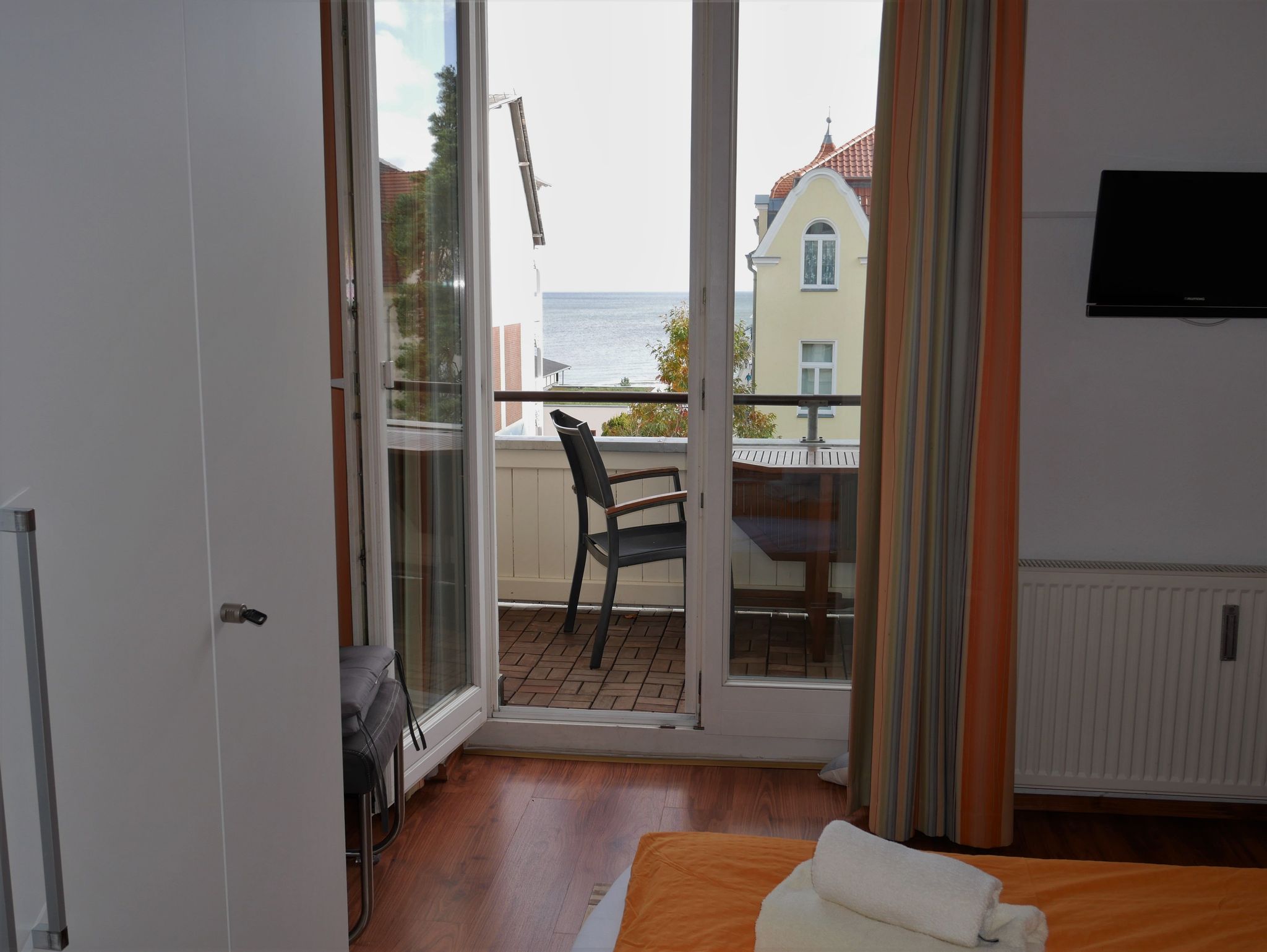 Schlafzimmer mit Balkon und Blick auf die Ostsee