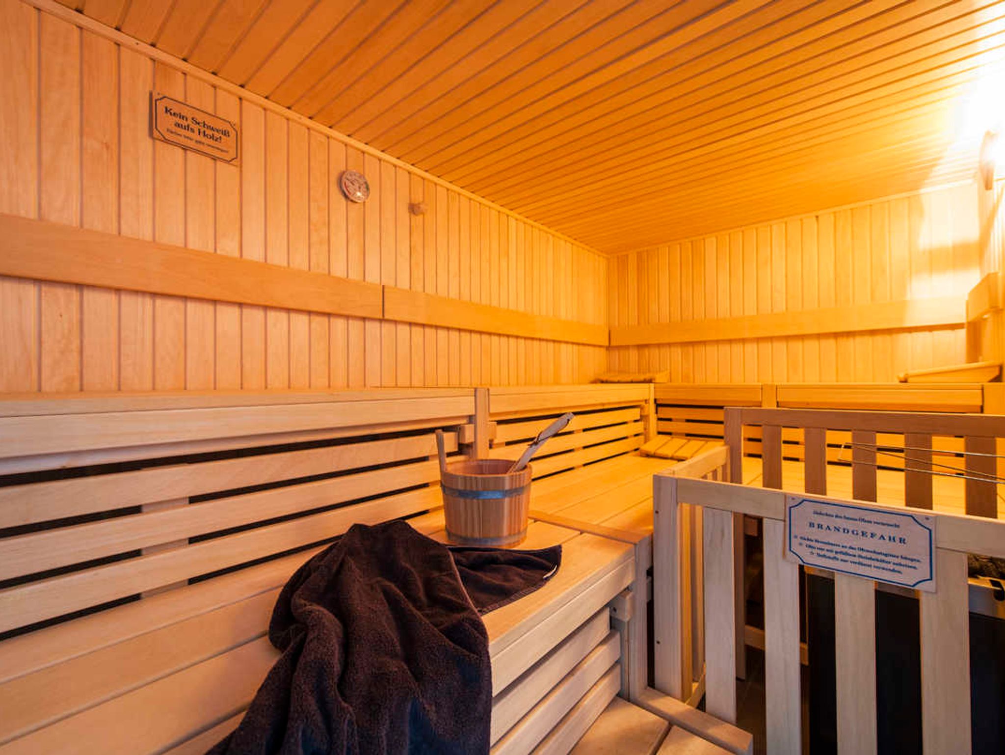 Schlafzimmer 1 mit Doppelbett und Zugang zum Balkon