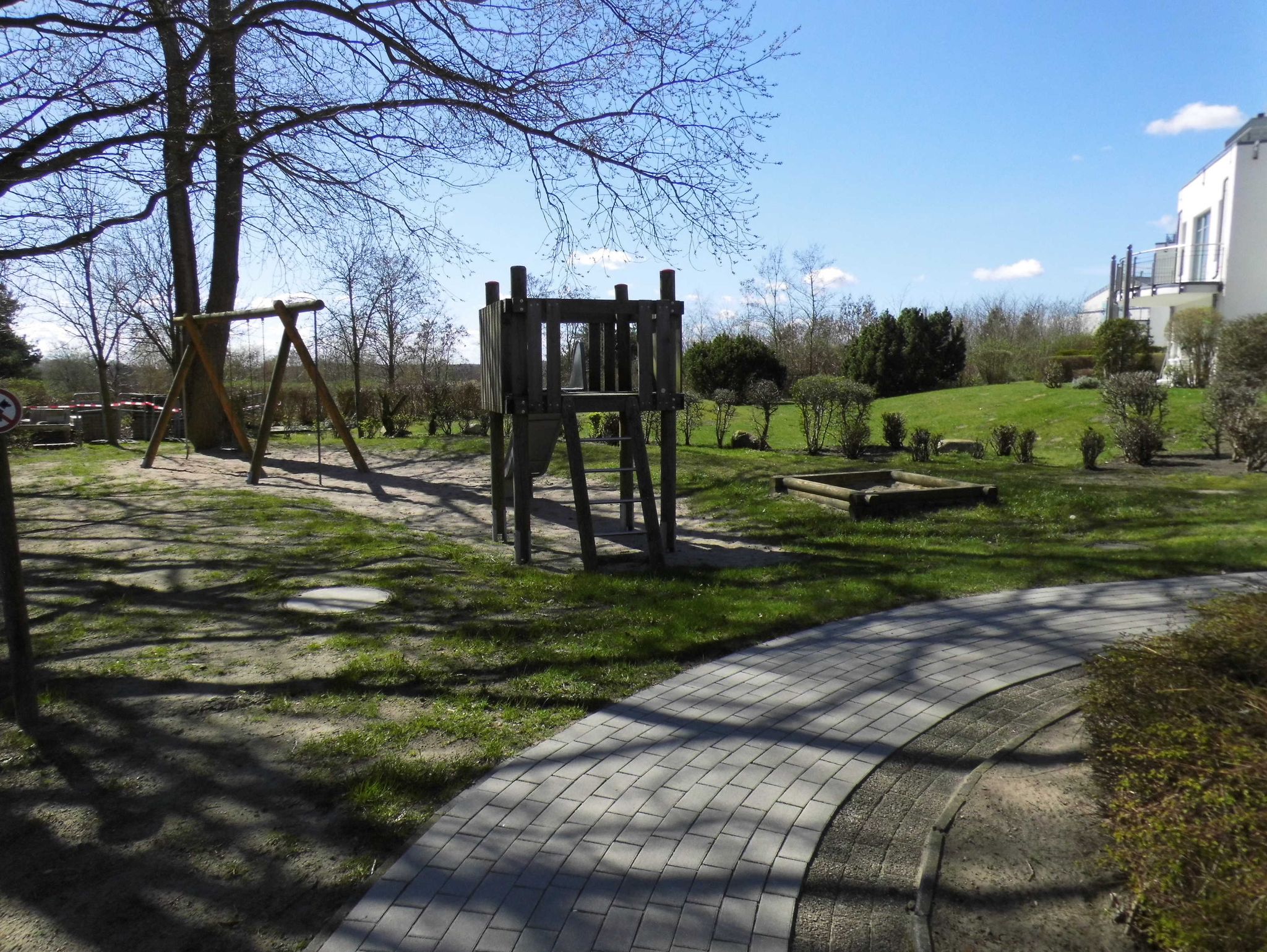 Kleiner Spielplatz am Haus