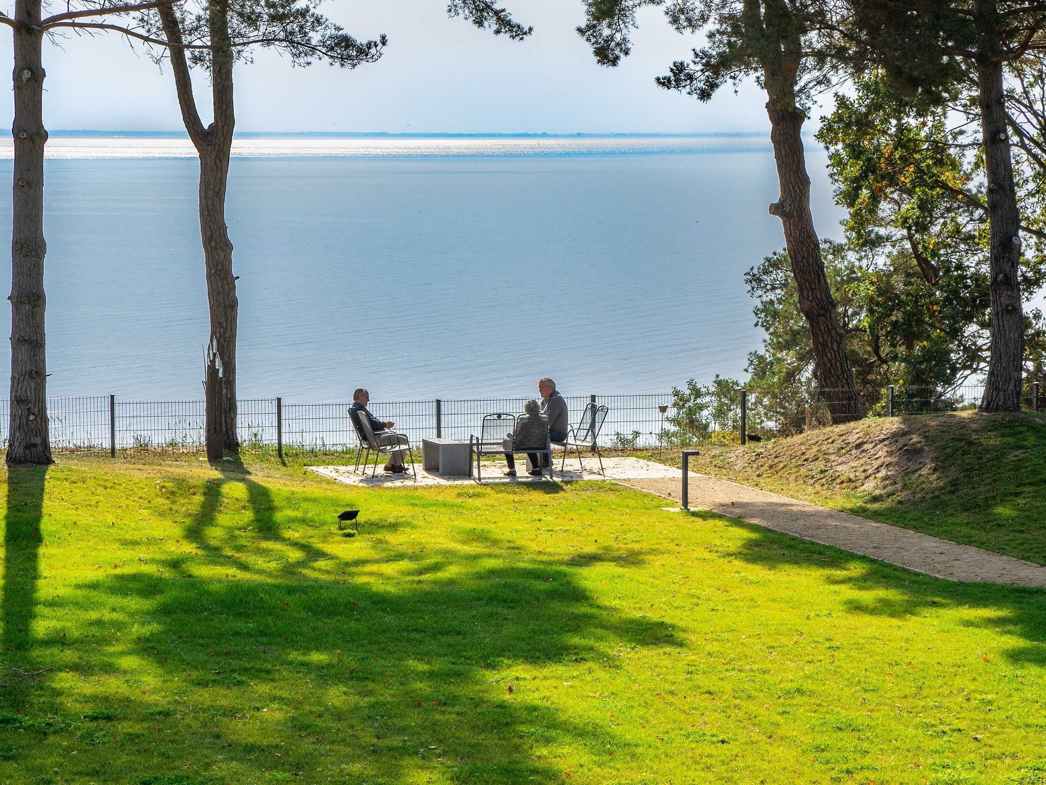 Wohnzimmer mit offener Küche und Zugang zur Terrasse