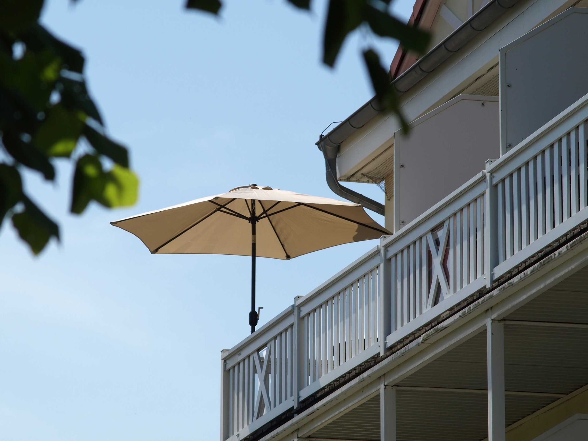 Der Balkon unten rechts gehört zur FeWo Lütte Stuv.