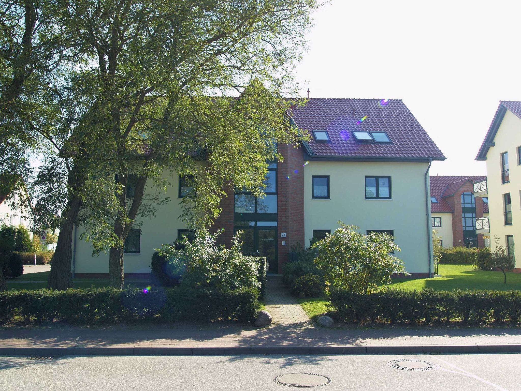 Der helle freundliche Wohnbereich mit Zugang zum Balkon