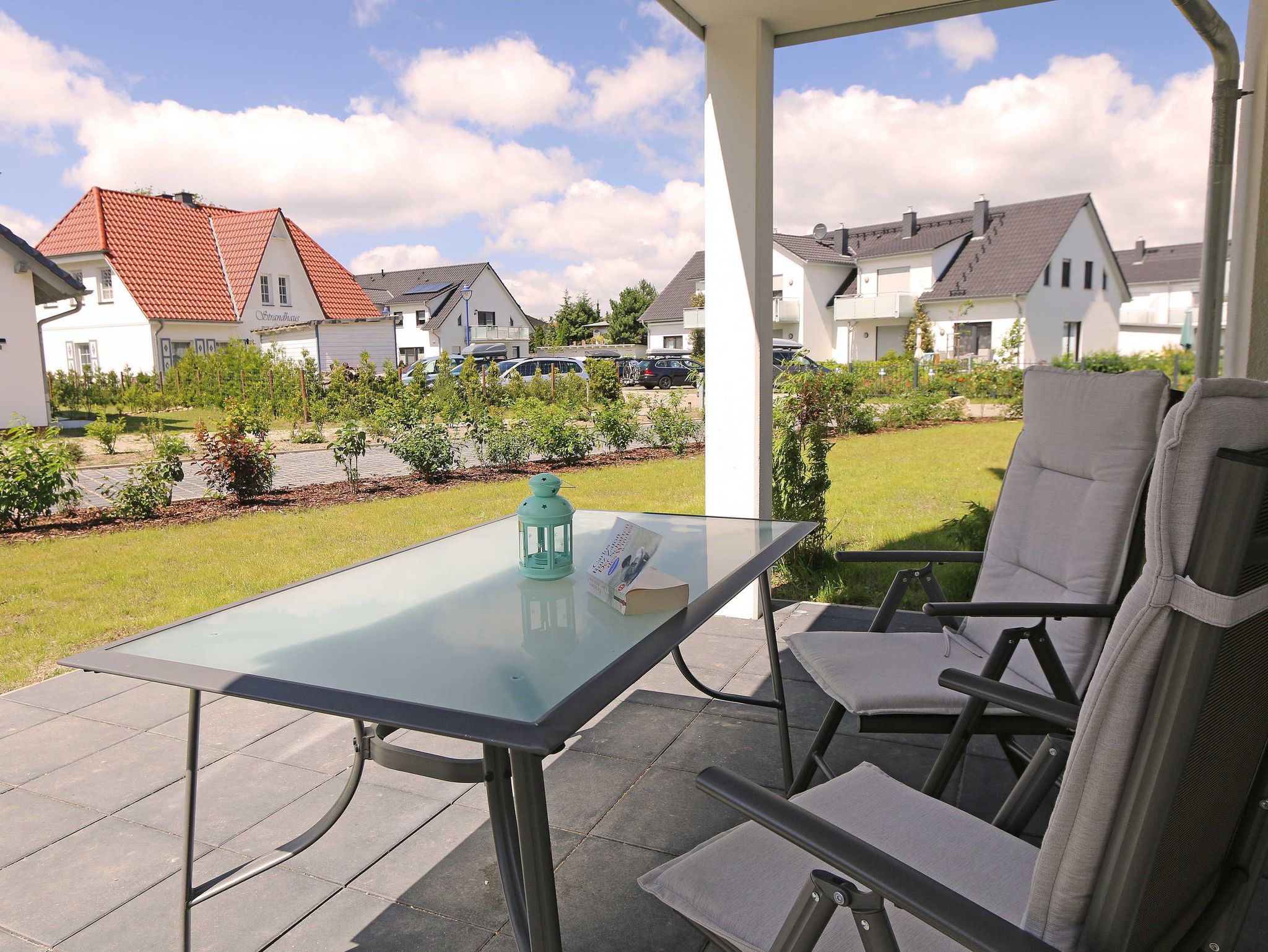 Schlafzimmer 1 mit Doppelbett und Zugang zum Balkon