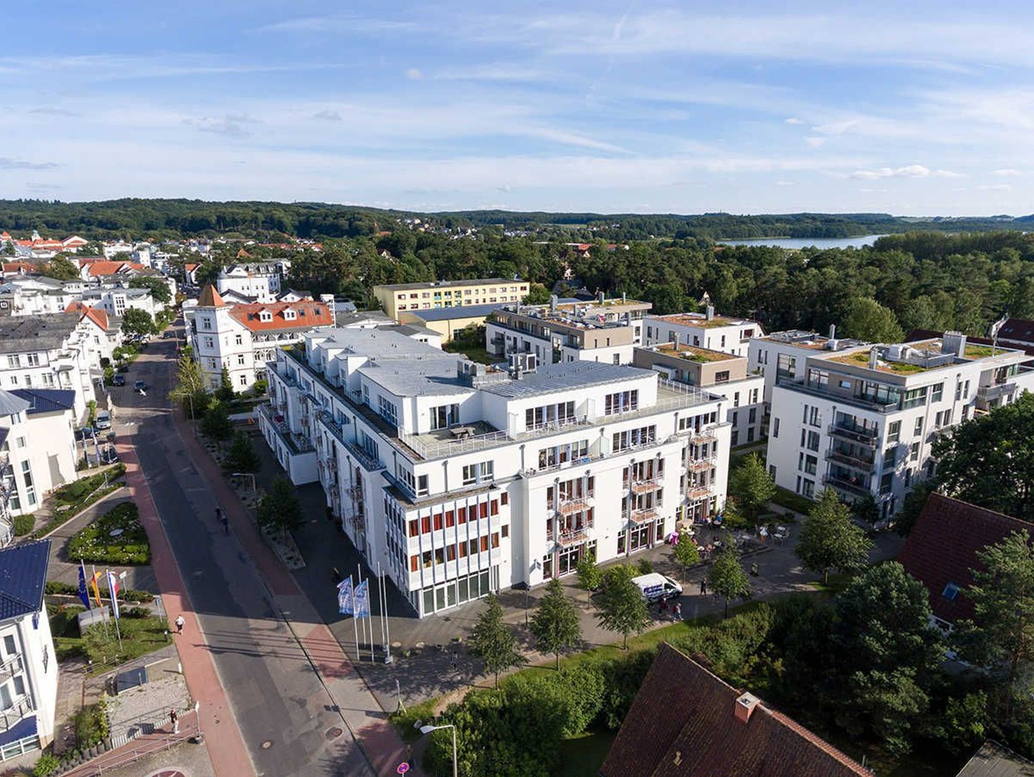 bestuhlte Terrasse mit Blick ins Grüne