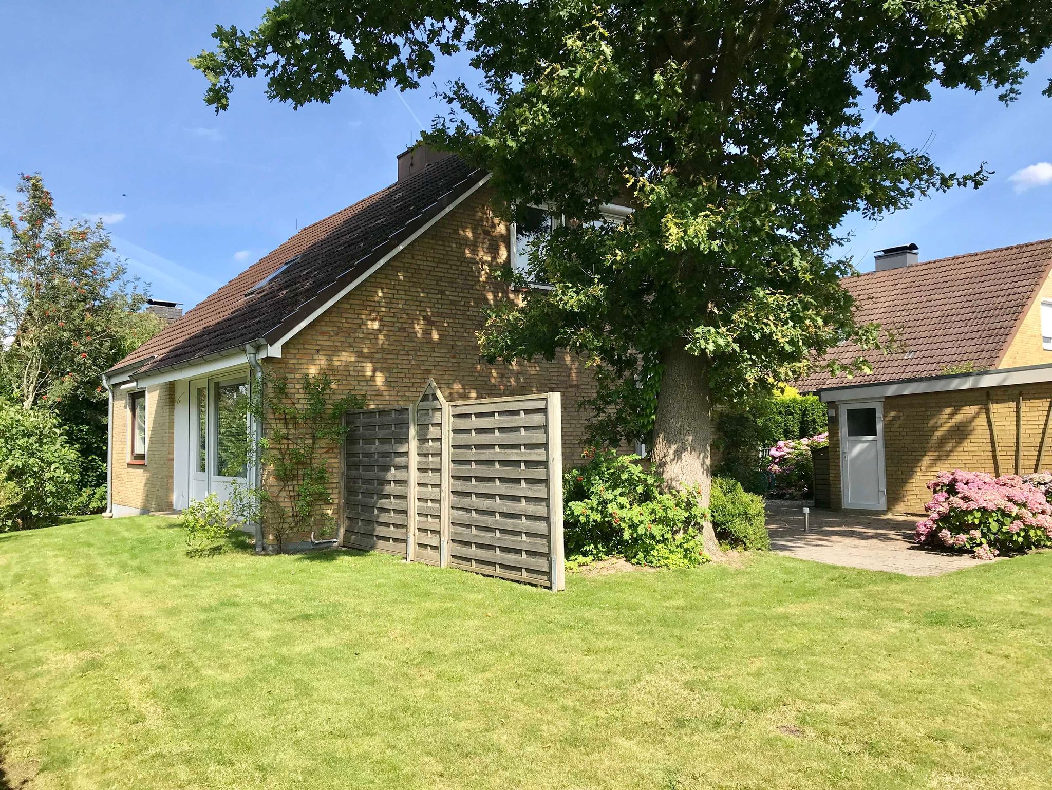 Garten der Ferienwohnung am Wohnhaus der jungen Fischerfamilie