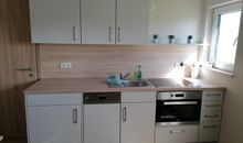 Modern eingerichtete Küche mit Abstellraum