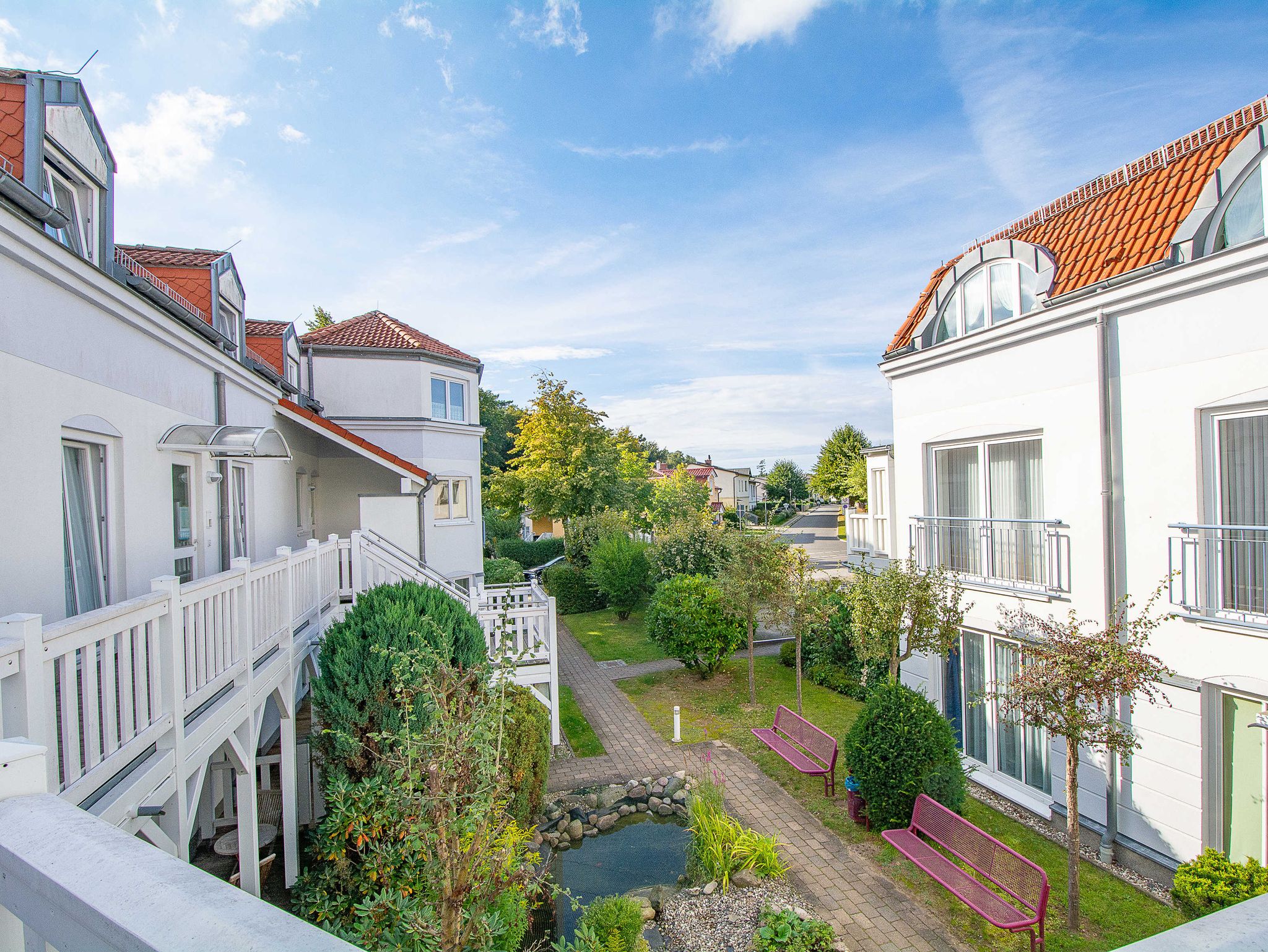 Sicht vom Hauseingang Haus Baabe entlang zum Spaßbad.