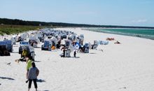 Bad mit Dusche und WC. Bitte beachten: Die Waschmaschine steht aus Platzgründen Gästen nicht zur Verfügung.