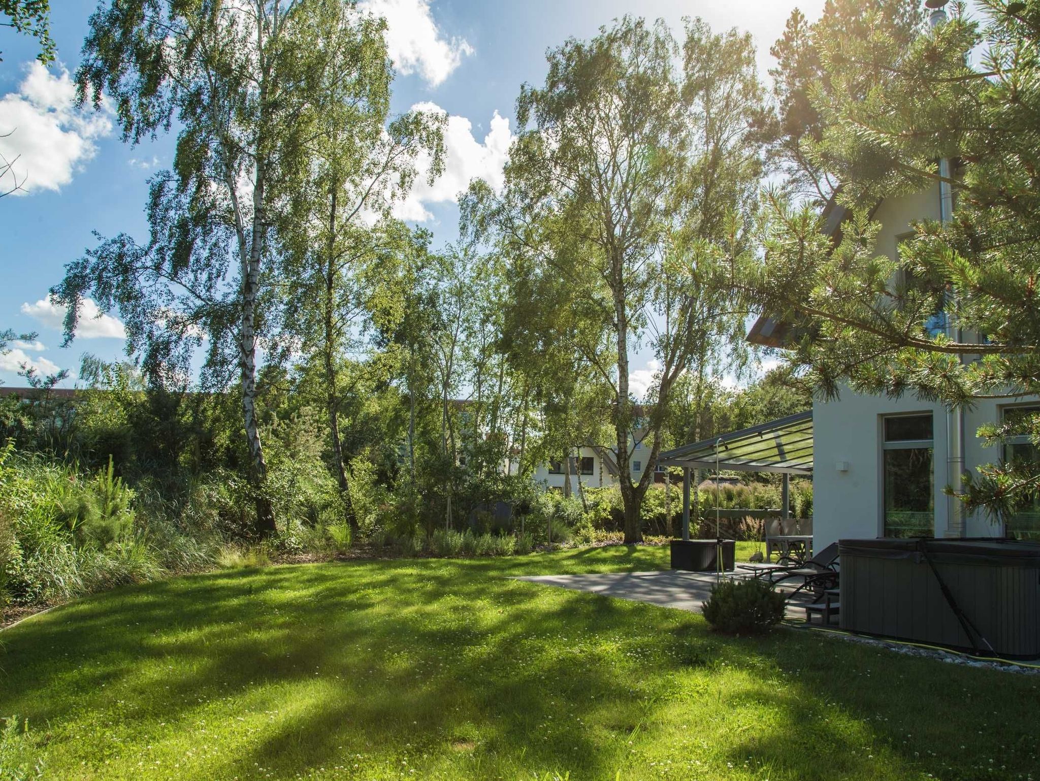 Stranddistel-Haus Gudrun: Innenhof mit Parkplätzen