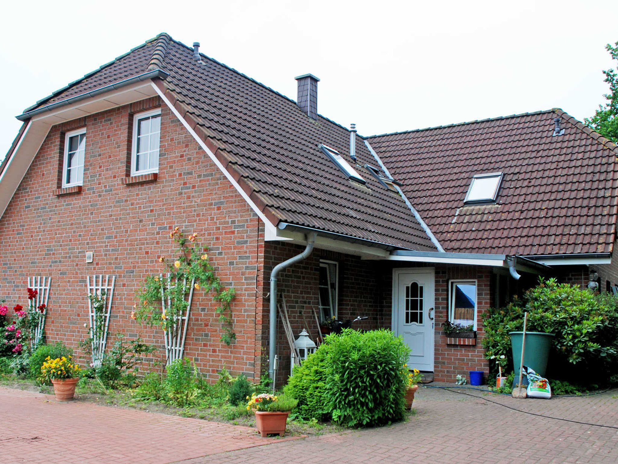 Ansicht auf das Haus mit dem Ferienzimmer und der kleiner FeWo, Terrasse