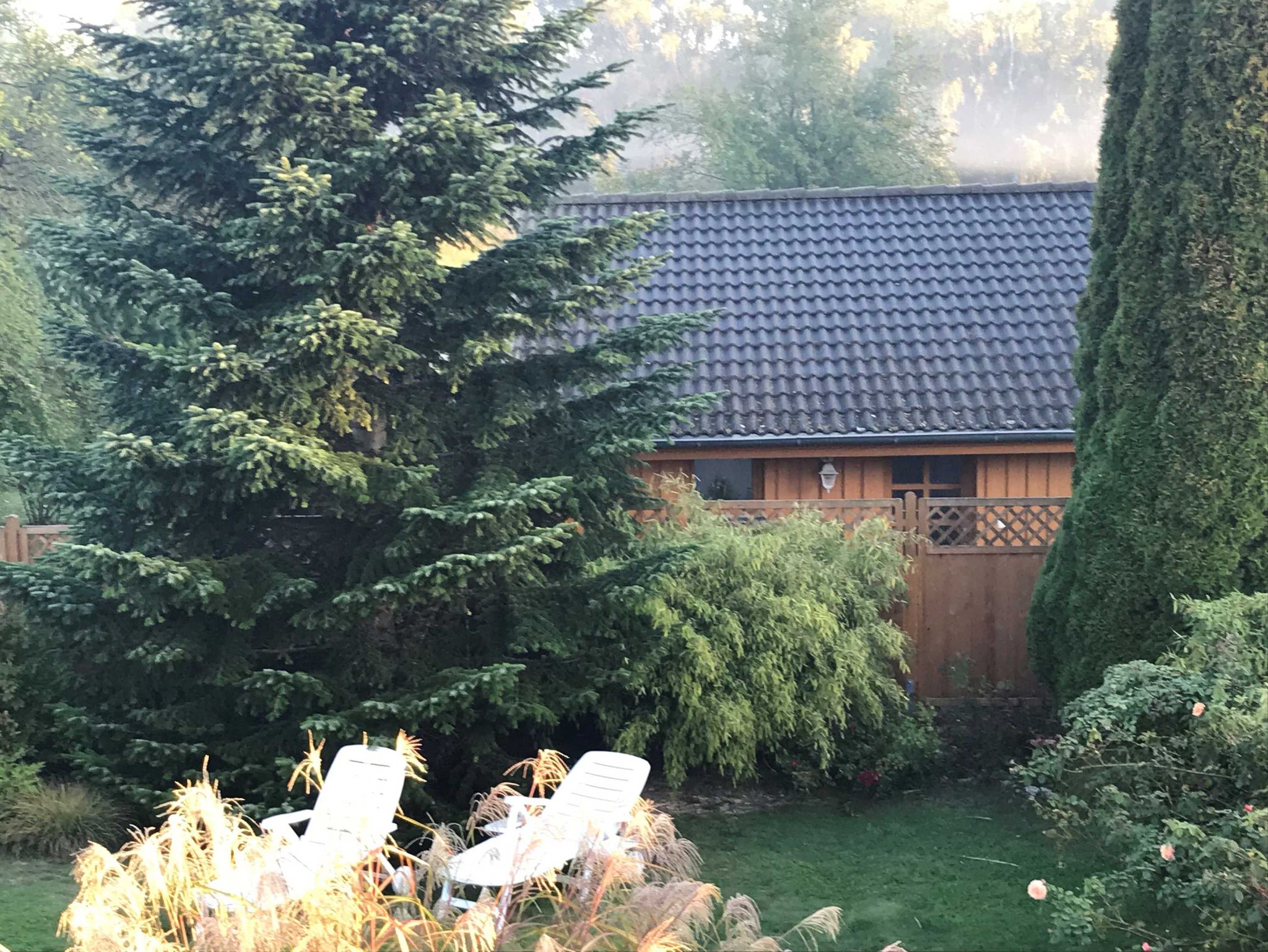 Ansicht auf das Haus mit dem Ferienzimmer und der kleiner FeWo, Terrasse