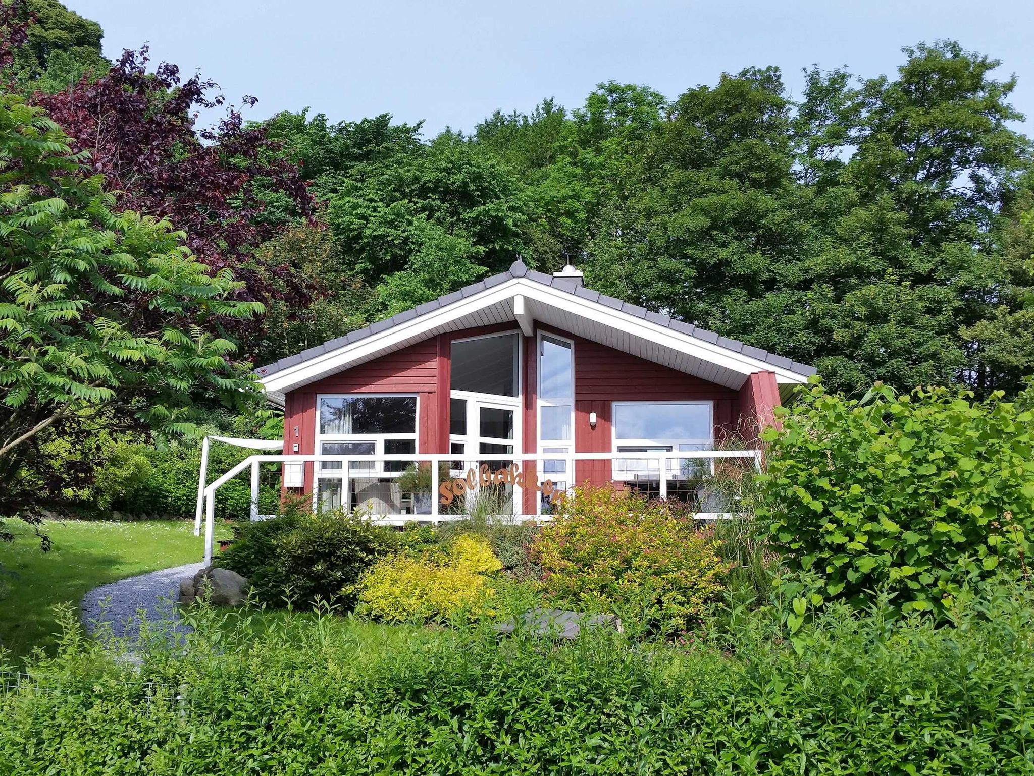 Blick auf die Terrasse mit eigenem Standkorb