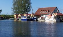 Landhaus mit Reetdach am Teich