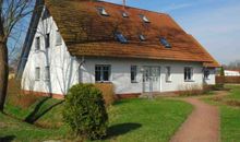 Landhaus mit Reetdach am Teich