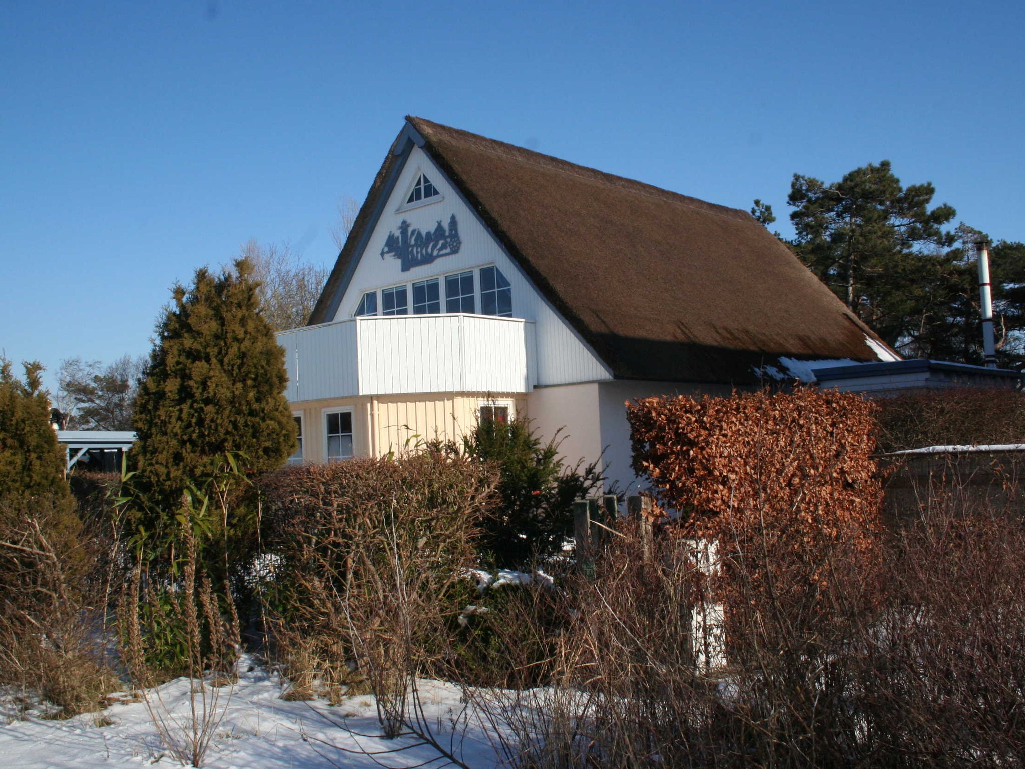 Sonnige Terrasse mit Garten