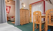 Schlafzimmer mit Durchgang zum Wohnzimmer