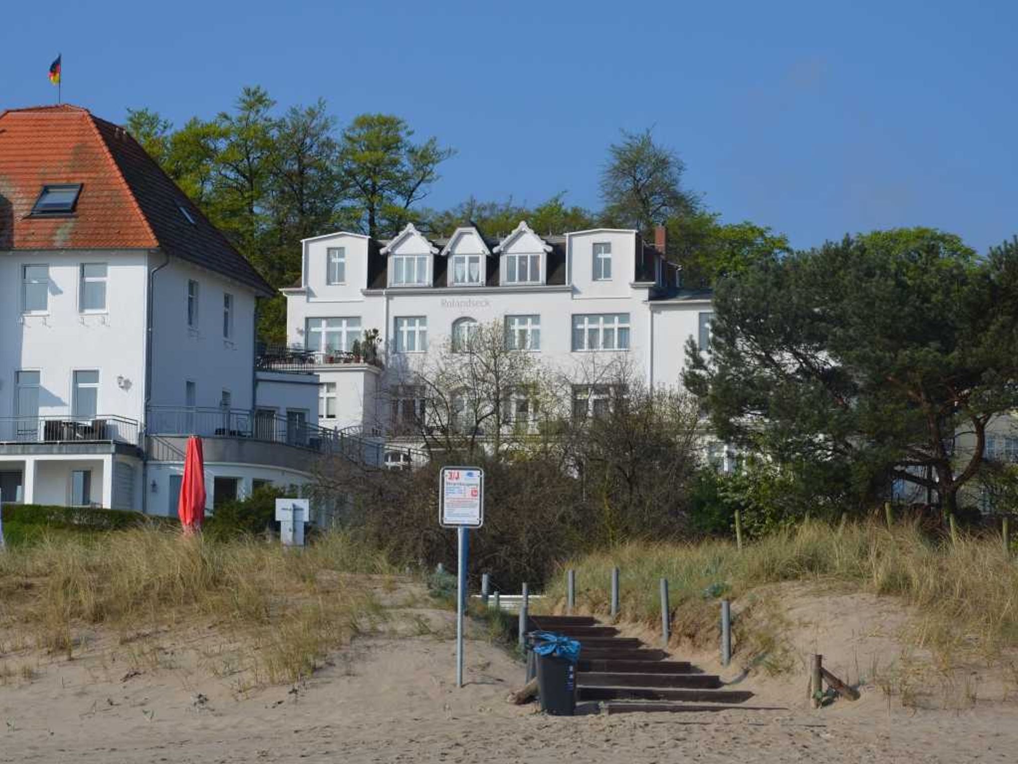 Wohnung Nr. 8 : Das Haus liegt leicht am Hang, dadurch nur zehn Treppenstufen zur Wohnung