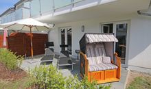 bestuhlte Terrasse mit Sonnenliege