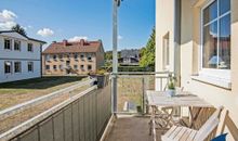 Schlafzimmer 1 mit Doppelbett und Zugang zum Balkon