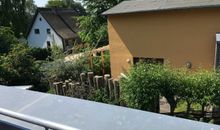 Ausblick zum Nachbarhaus und in den Garten von der Terrasse