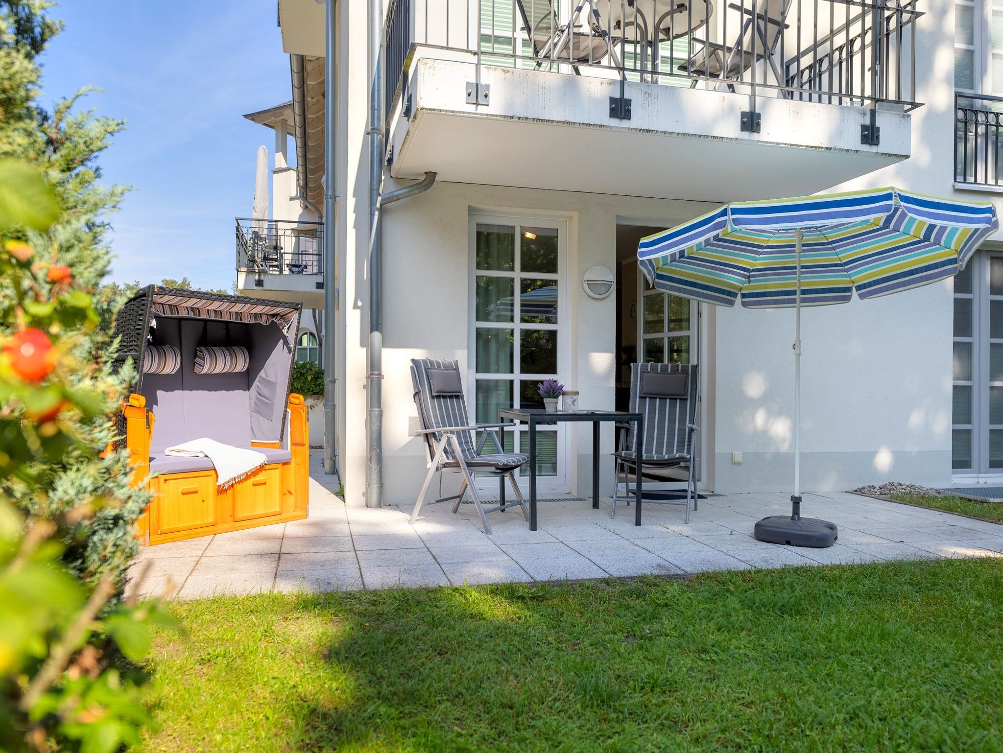 Der Wohnbereich mit gemütlicher Couchgarnitur, Essecke und Zugang zum Balkon